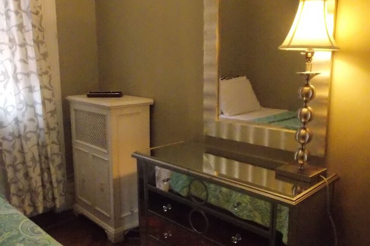 Room 9 of 18
