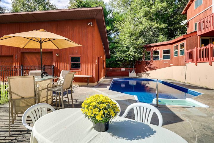Spacious Woodbury Home w / Pool + Hot Tub!