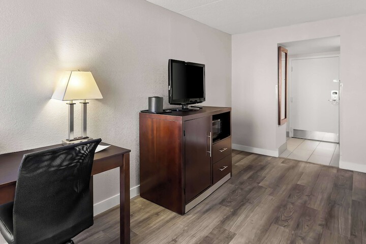 Best Western Luxbury Inn Fort Wayne