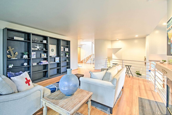 Unique Port Ludlow Home w / 3 Decks & Hot Tub!