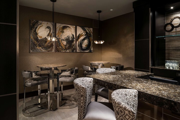 Lounge 42 of 48