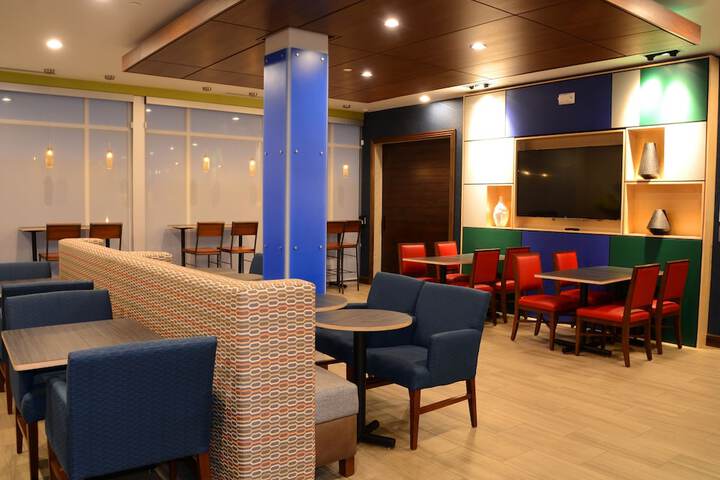 Holiday Inn Express & Suites Pittsburgh - Monroeville by IHG