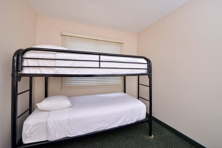 Room 32 of 43