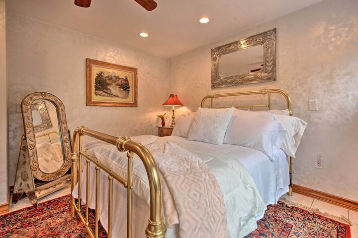 Lakefront Poconos Retreat w / Hot Tub Near Hiking!