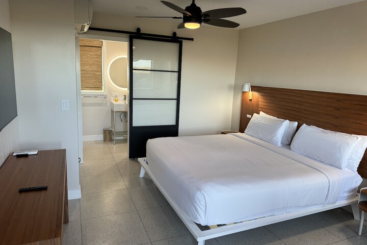 Room 34 of 62