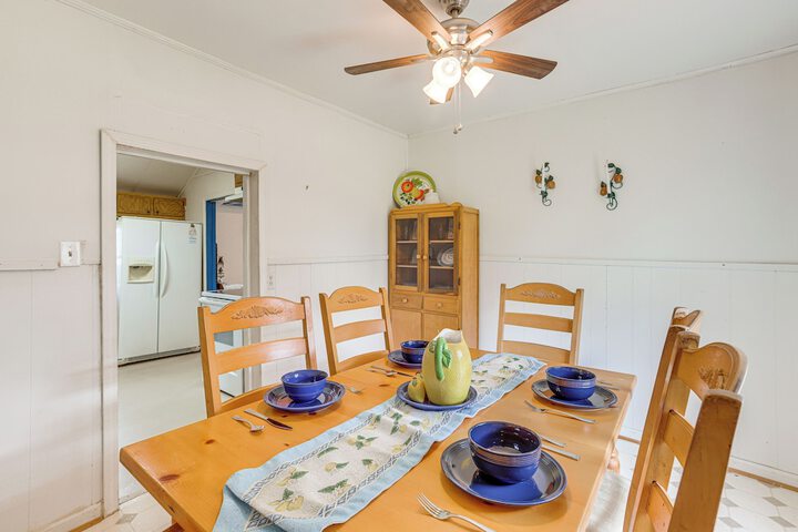Clanton Cottage w / Charcoal Grill & Porch!