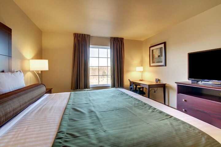 Castle Rock Inn & Suites