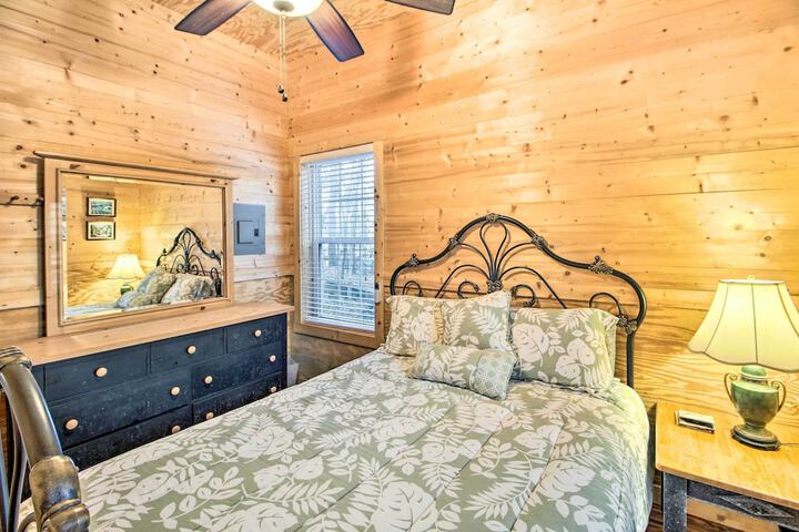 Secluded Santee River Island Retreat w / Dock!