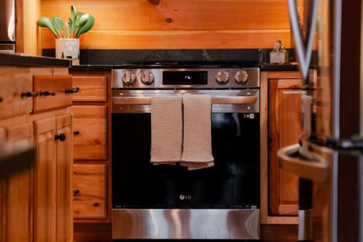 Sleeps 16! Luxury Cabin With Game Room & Hot Tub
