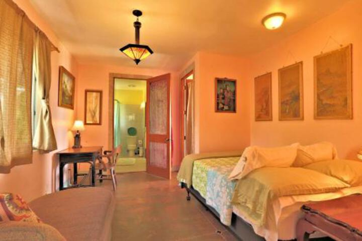 Puumoi Pink House and Sunrise Studio