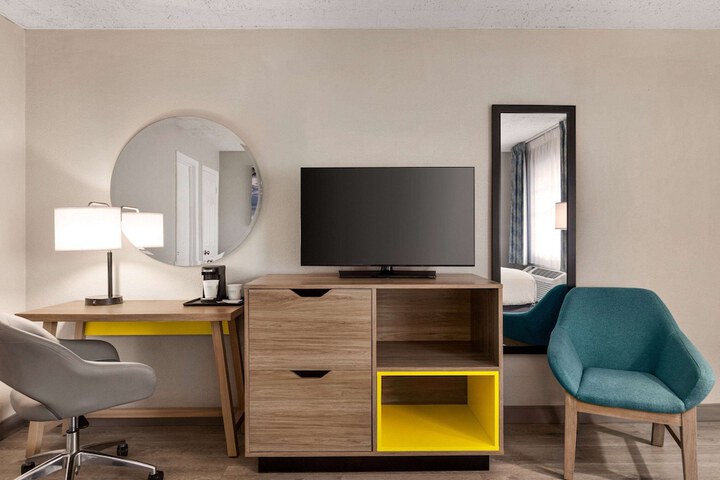 Room 33 of 42