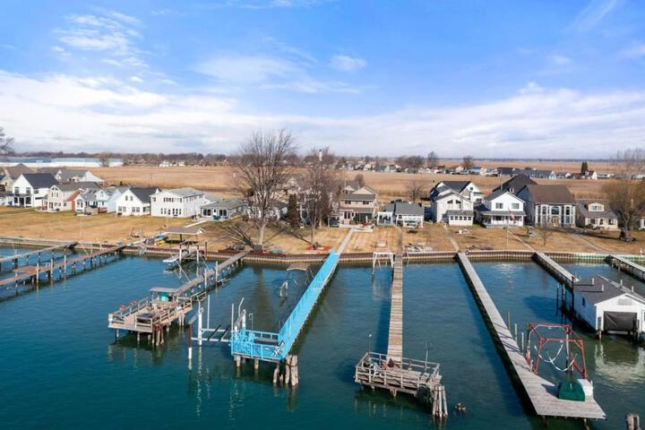Lakeside Bliss 2BR 1BA with All Modern Comforts
