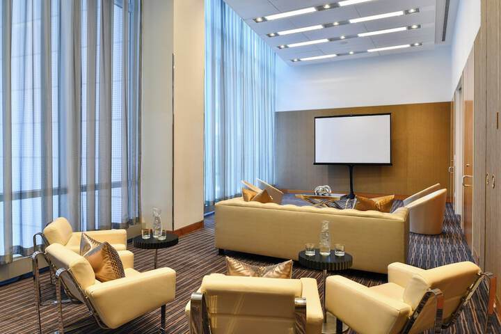 Lounge 185 of 197