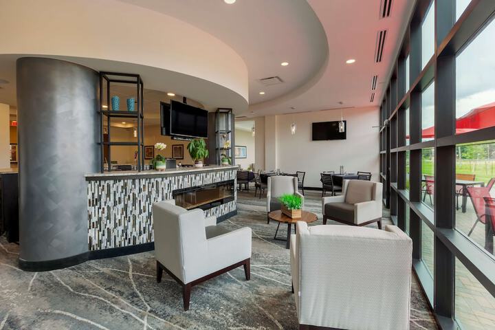Lounge 50 of 53
