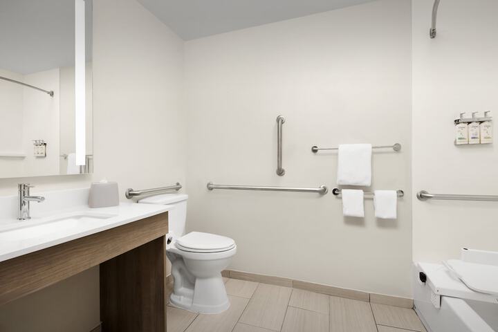 Room 25 of 47