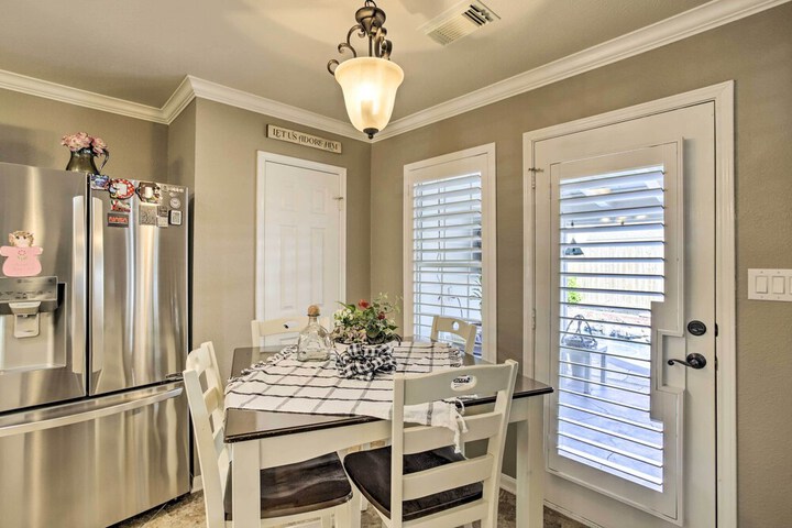 Luxe Home 30 Miles to Houston w / Pool & Grill