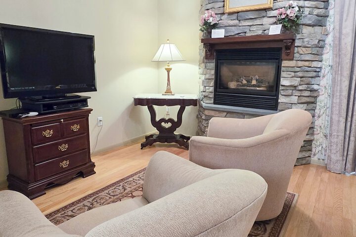 Twin Pine Manor Bed & Breakfast