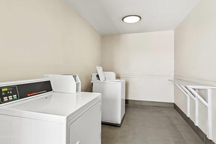 Days Inn by Wyndham Fontana / Rialto