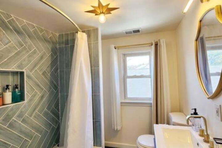 Chic Spacious Apt Near Attractions / Food/EWR/NYC