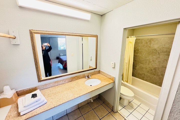 Room 4 of 8