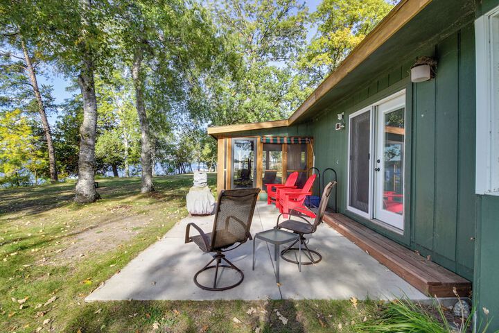 Lakefront Walker Home w / Boat Dock & Lift!