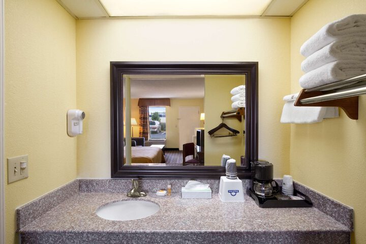 Room 4 of 9
