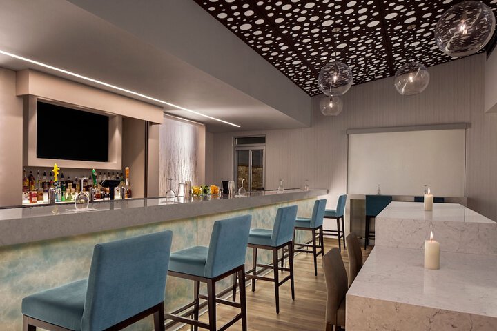 Lounge 40 of 44