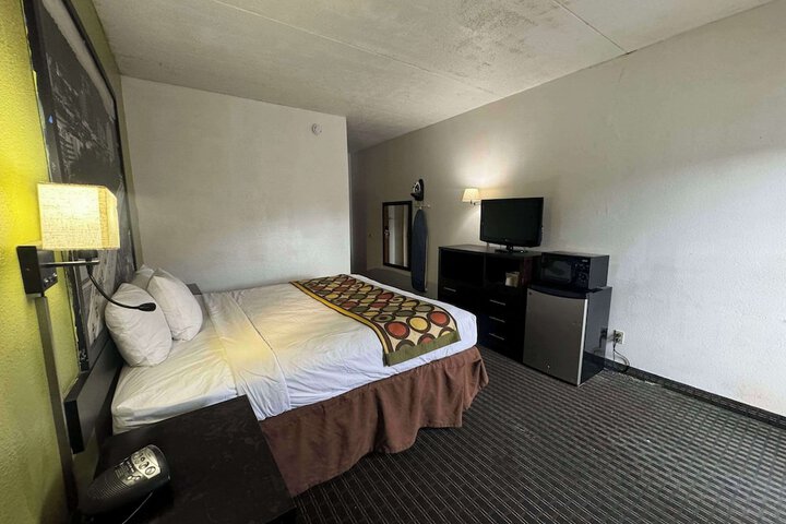 Room 14 of 28