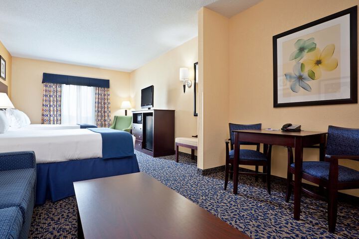 Holiday Inn Express & Suites Akron Regional Airport Area by IHG