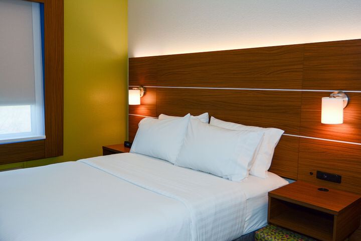 Holiday Inn Express & Suites New Boston by IHG