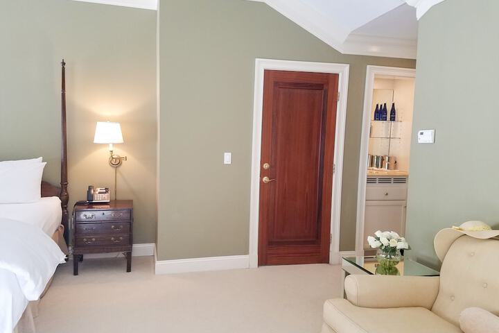 Room 33 of 114