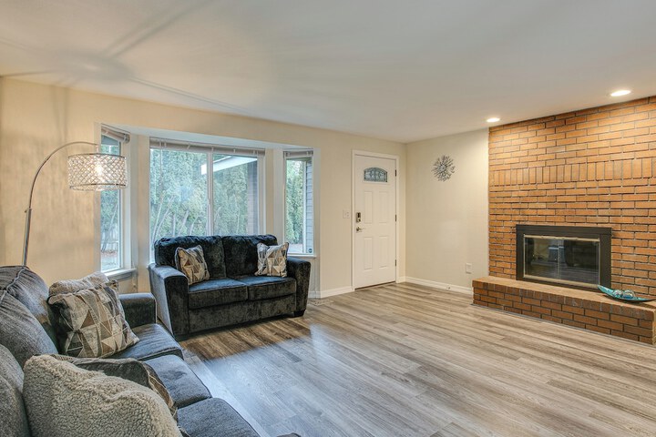 Modern Puyallup Townhome w / Backyard & Fireplace