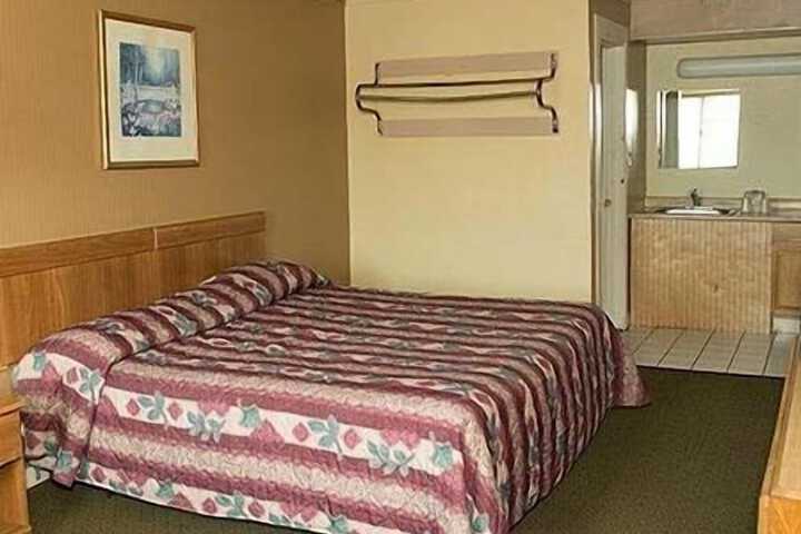 Room 9 of 18