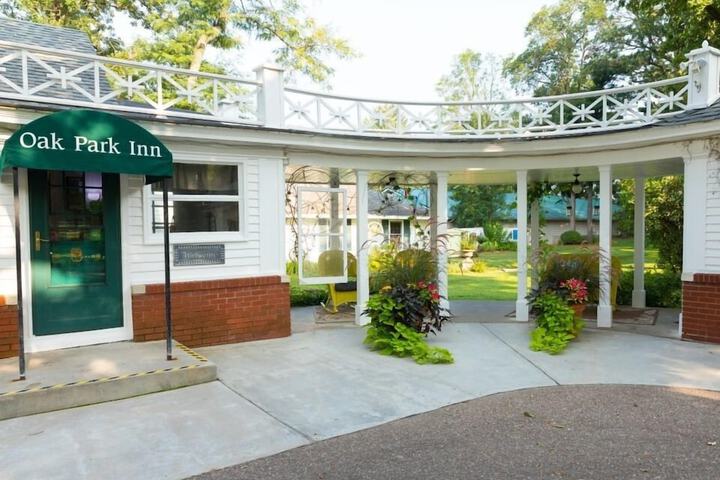 Oak Park Inn