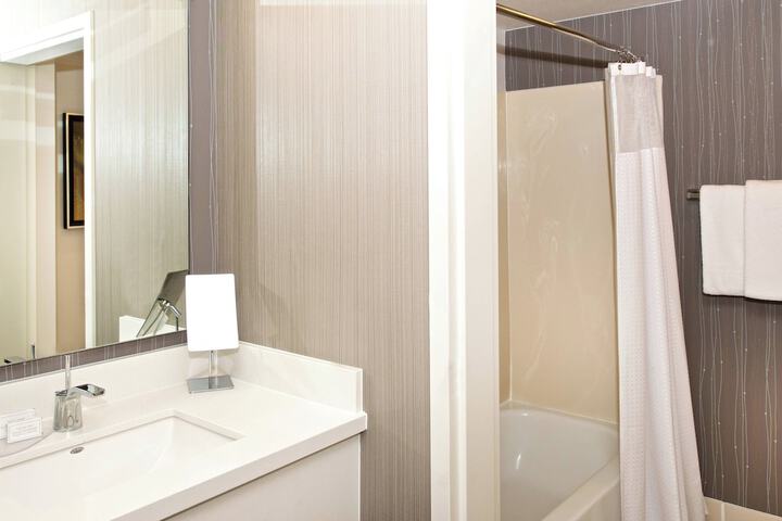 Courtyard by Marriott Oakland Airport