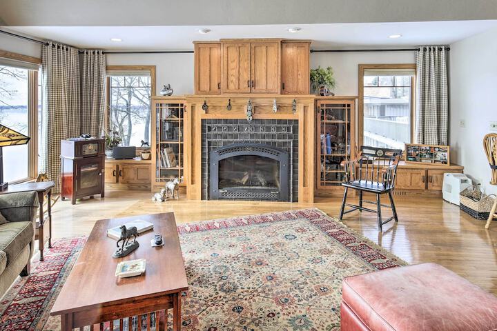 Pet-friendly Family Home Situated on Green Lake!