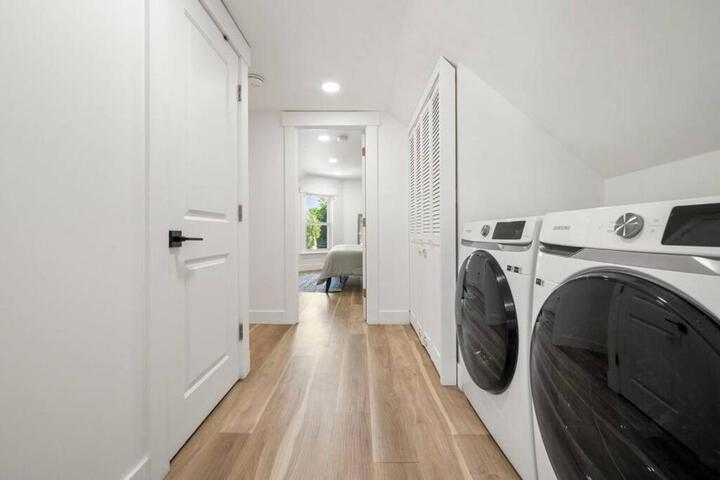 NYC Access 4BR Duplex Sleeps 10 Free Parking
