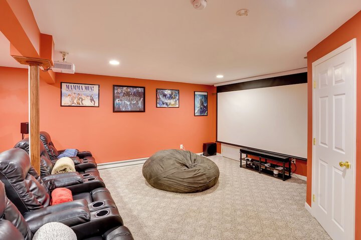 Expansive Upstate Home w / Home Theater!