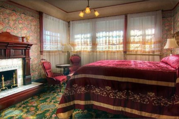 Gingerbread Mansion Inn