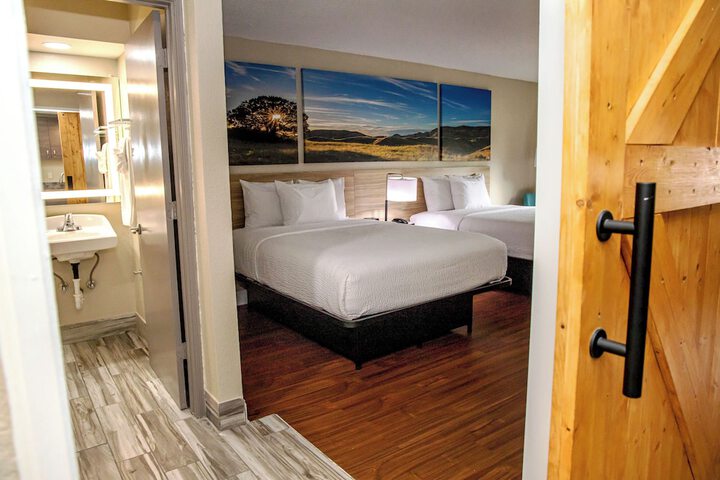 Days Inn and Suites by Wyndham Hammond IN