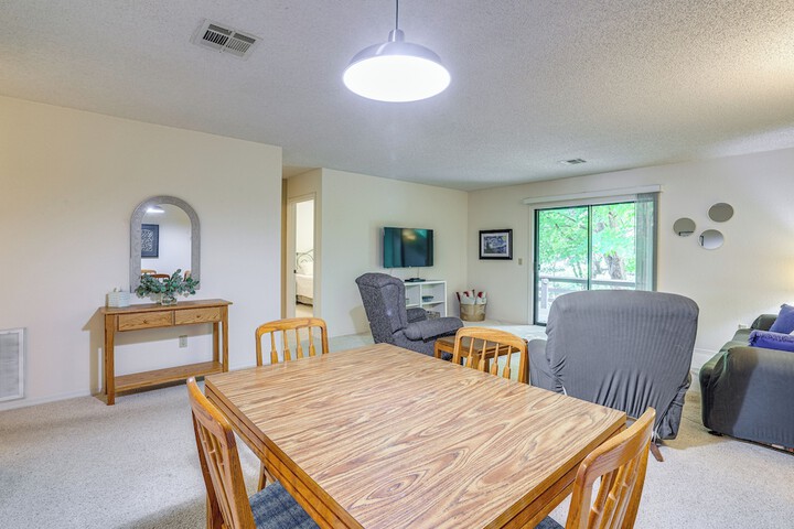Bella Vista Townhome w / Deck Near Back 40 Trail!