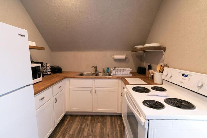 Spacious Rustic Downtown Market St. 1 Bedroom Apt Sleeps Up to 5, Steps to Honeywell & Eagles Theatre
