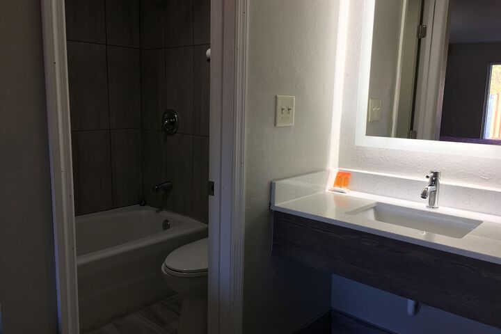 Room 8 of 18