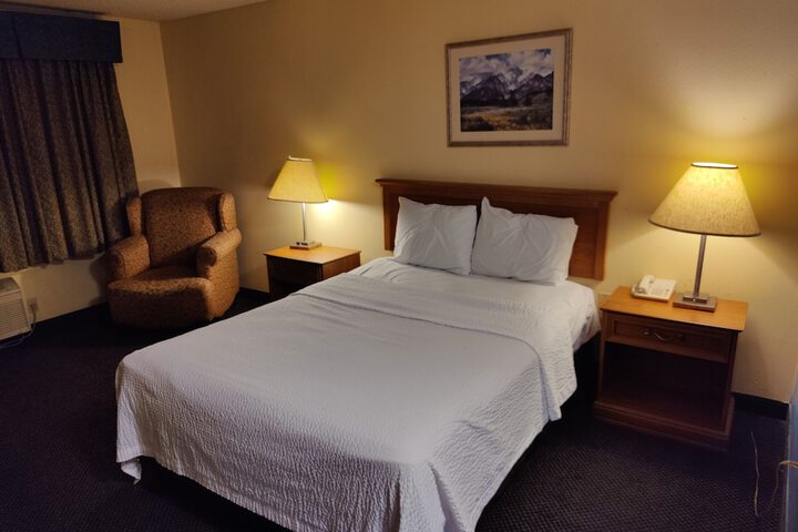Room 8 of 33