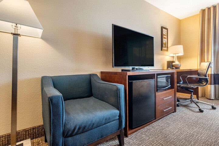 Comfort Inn & Suites South Hill I-85