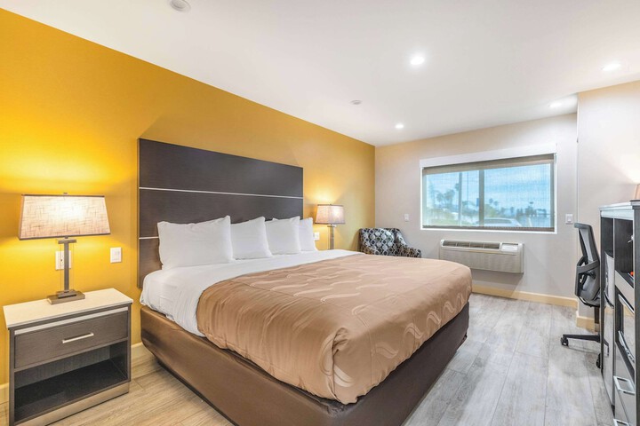Room 6 of 30