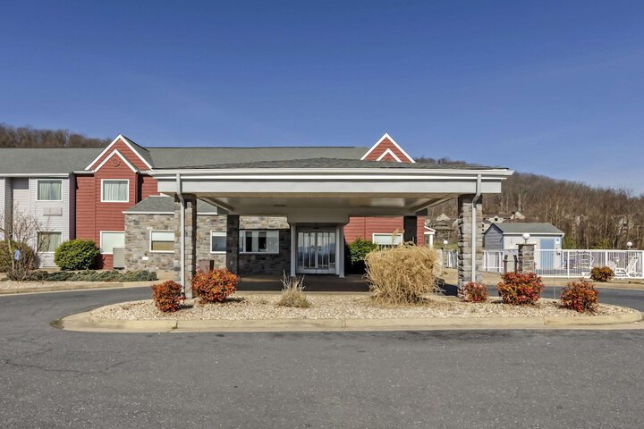 Clarion Pointe Staunton East