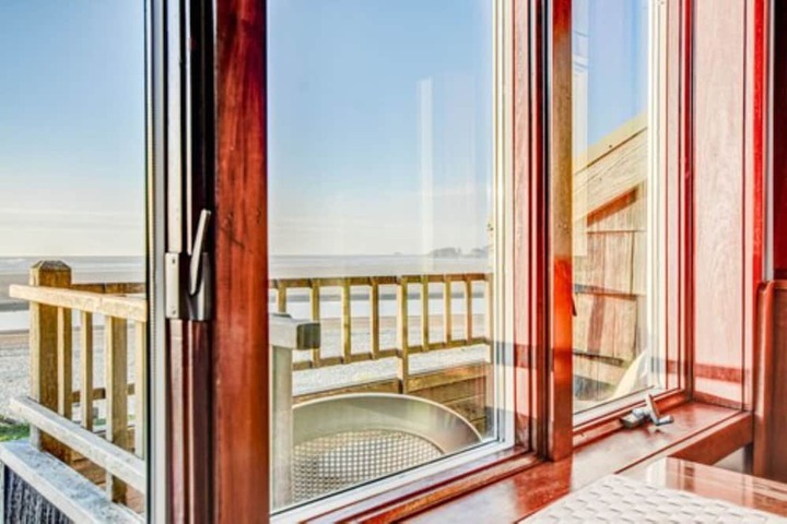The Waves / The Argonauta Inn/The White Heron Lodge