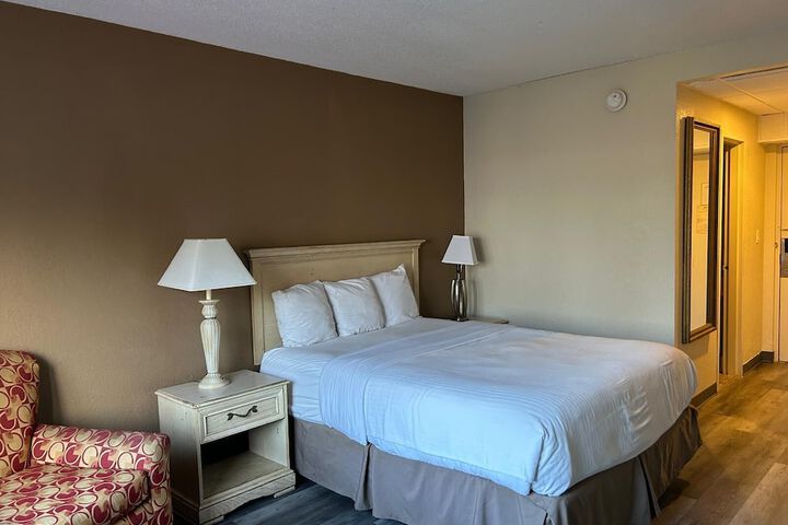 Hilltop Inn & Suites