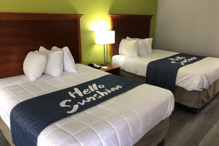 Room 10 of 14